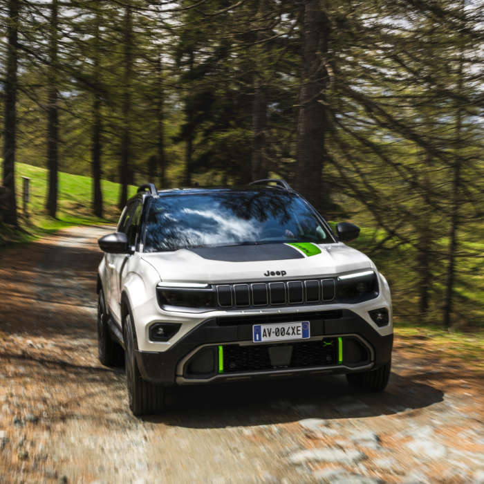 Jeep Avenger 4xe білого кольору на лісовій дорозі