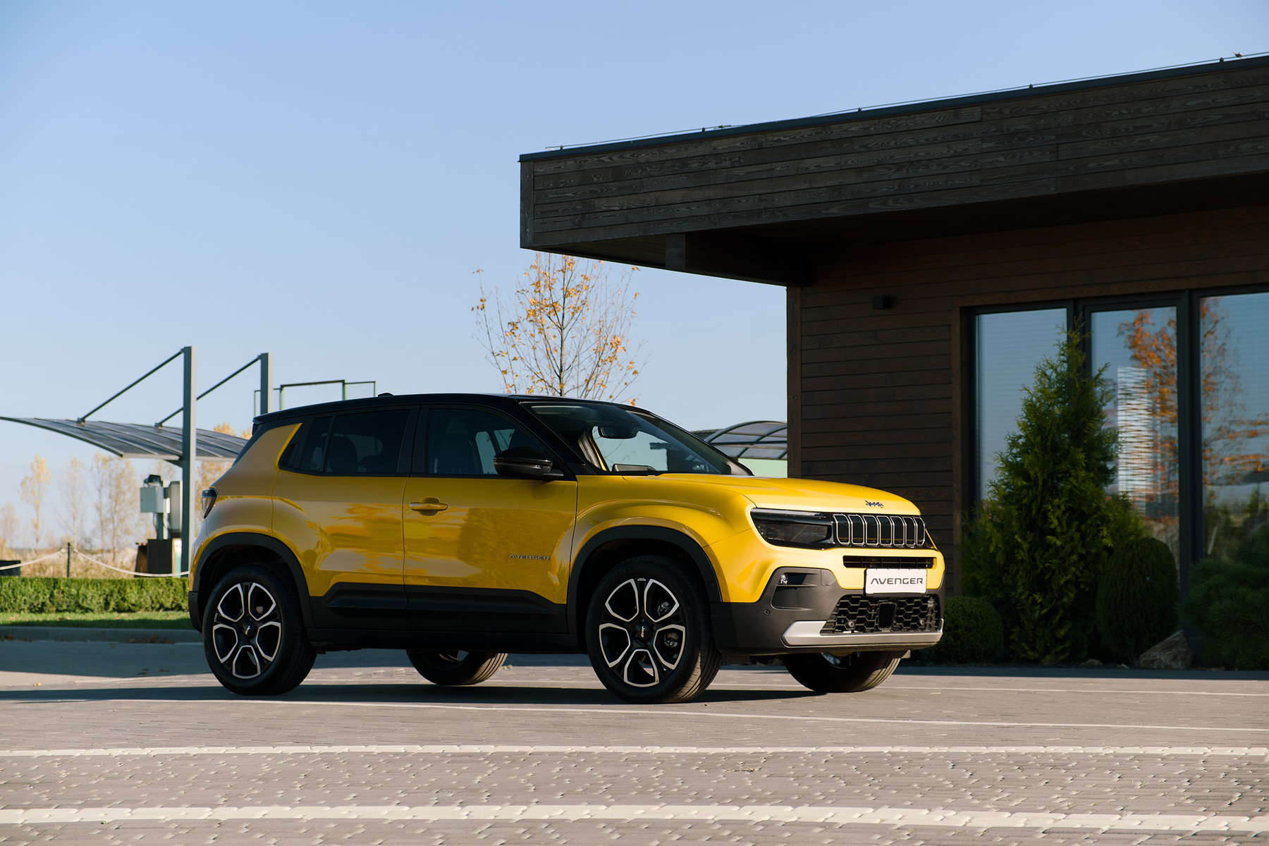 Jeep Avenger e-Hybrid, вигляд спереду з правого боку
