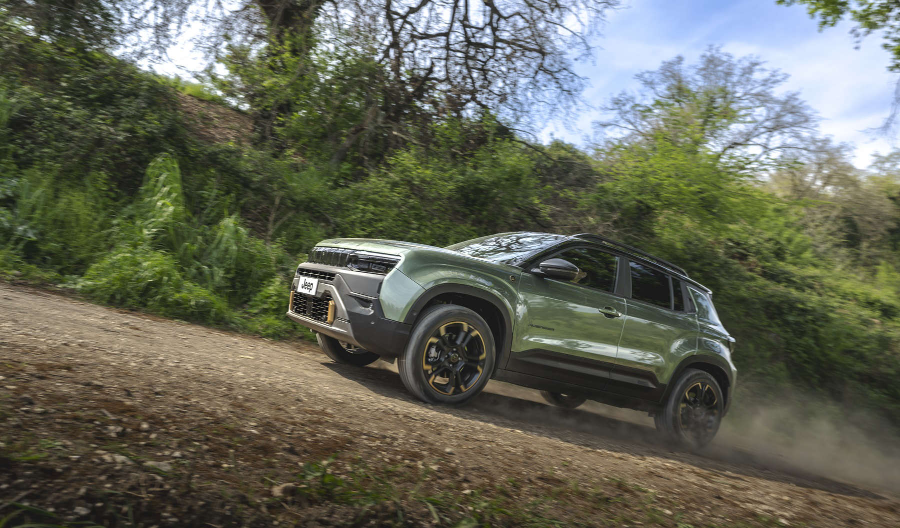 Новий Jeep Avenger 85th Special Edition, вигляд спереду з лівого боку