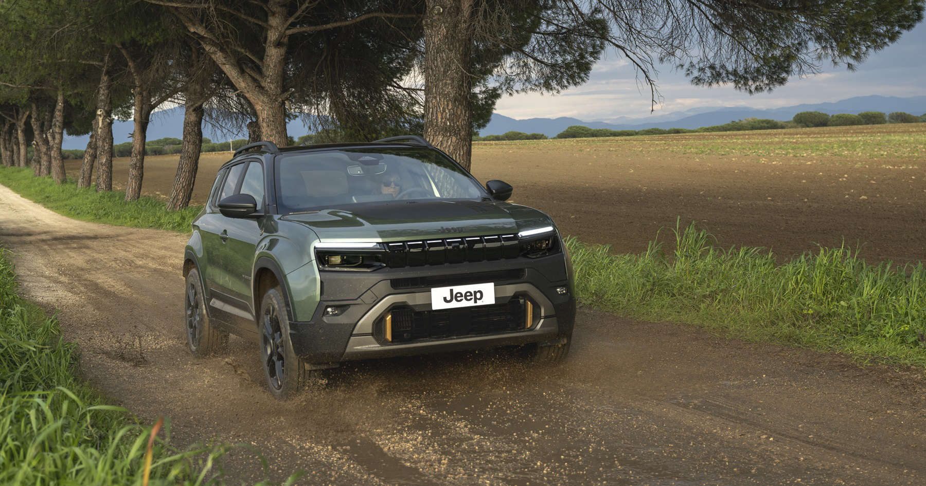 Новий Jeep Avenger 85th Special Edition, вигляд спереду з правого боку