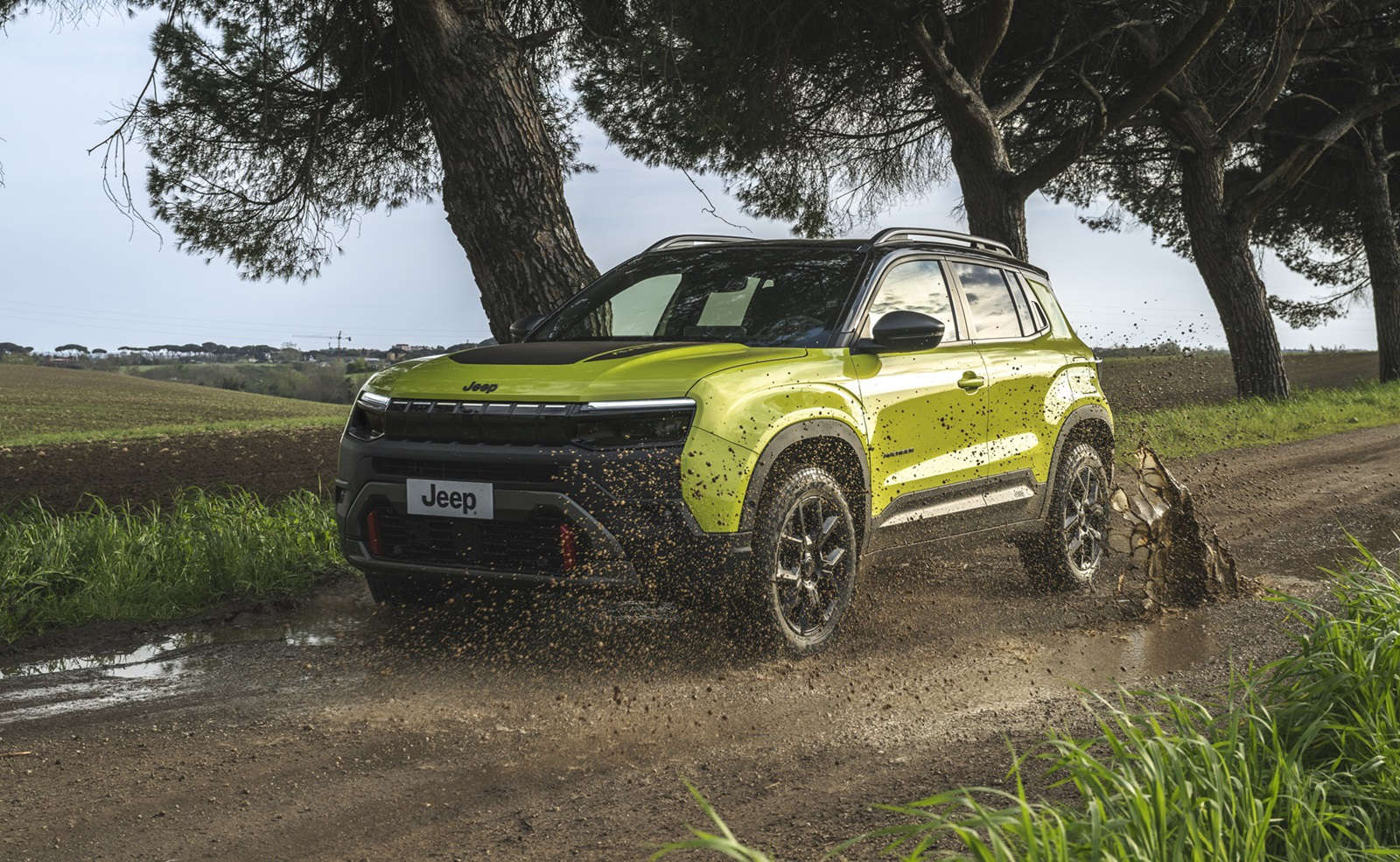 Новий Jeep Avenger 4xe, вигляд спереду з лівого боку