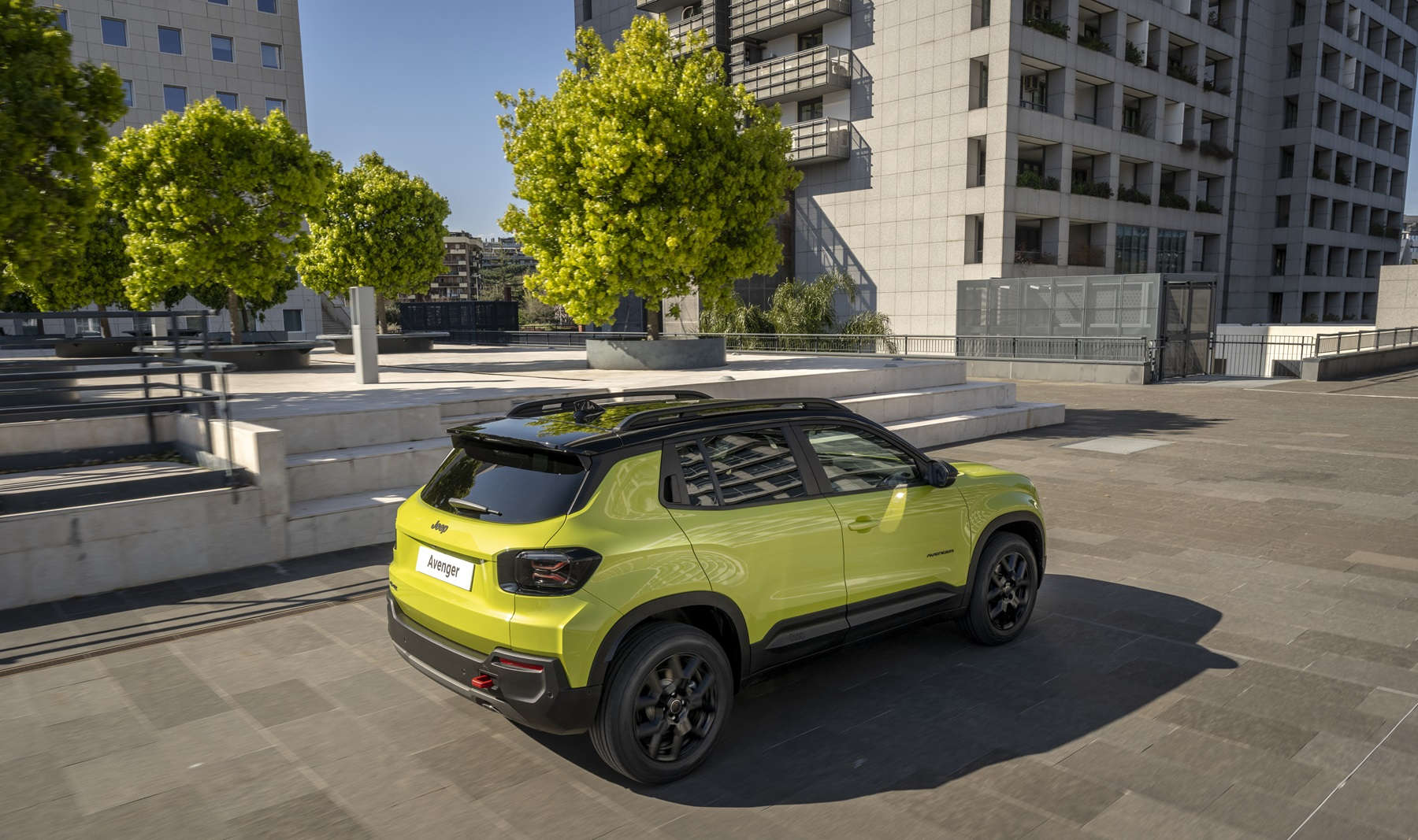 Новий Jeep Avenger 4xe, вигляд ззаду з правого боку