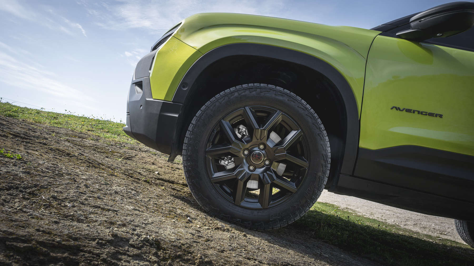 Новий Jeep Avenger 4xe, переднє ліве колесо