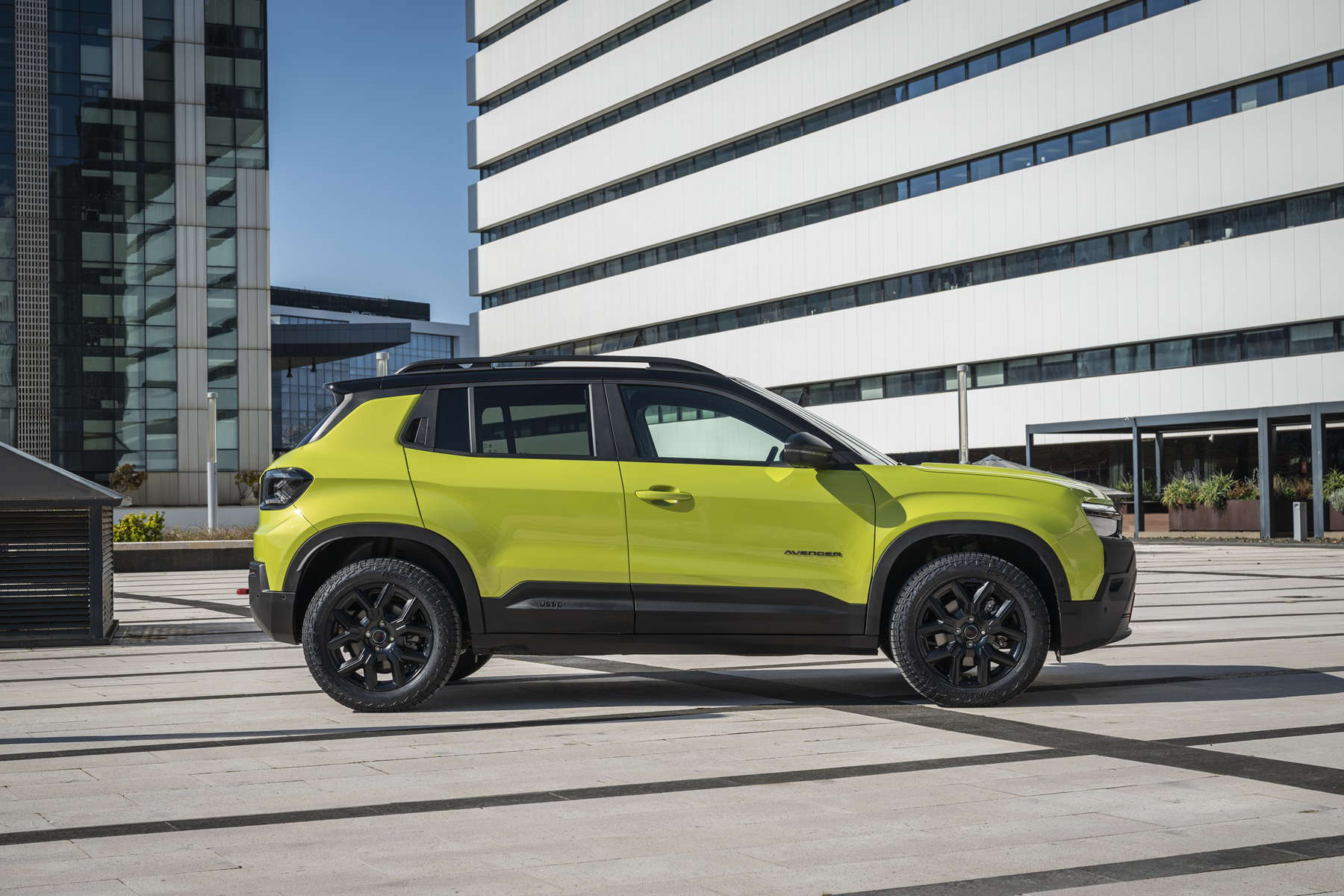 Новий Jeep Avenger 4xe, вигляд з правого боку