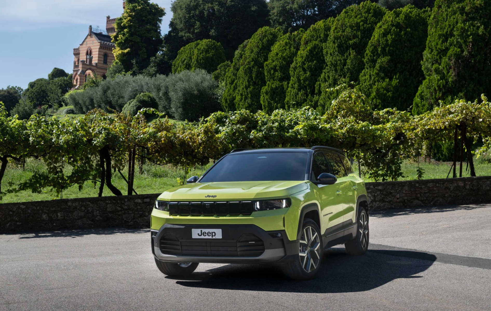 Новий Jeep Compass на парковці біля парку