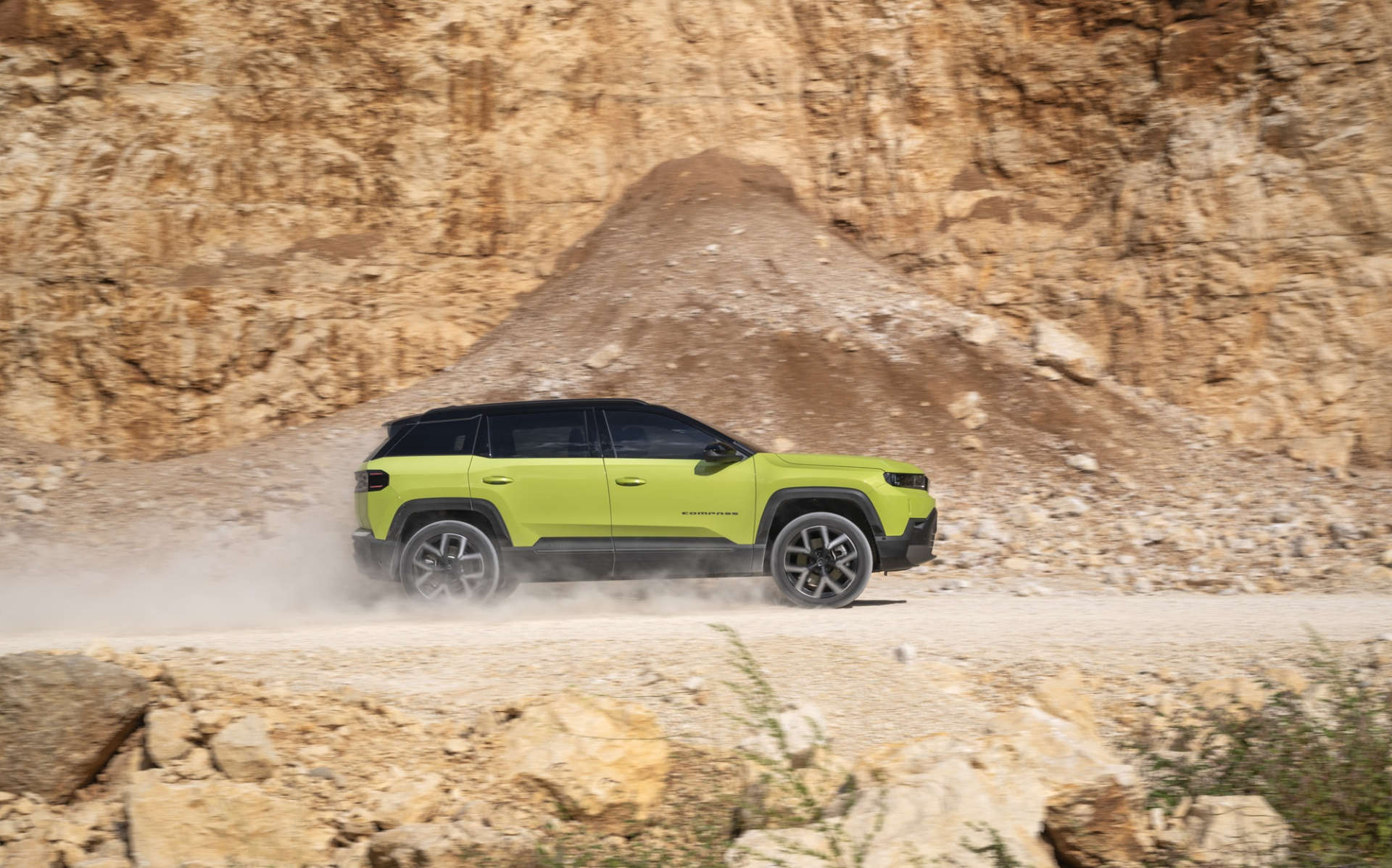 Новий Jeep Compass їде по гірській дорозі